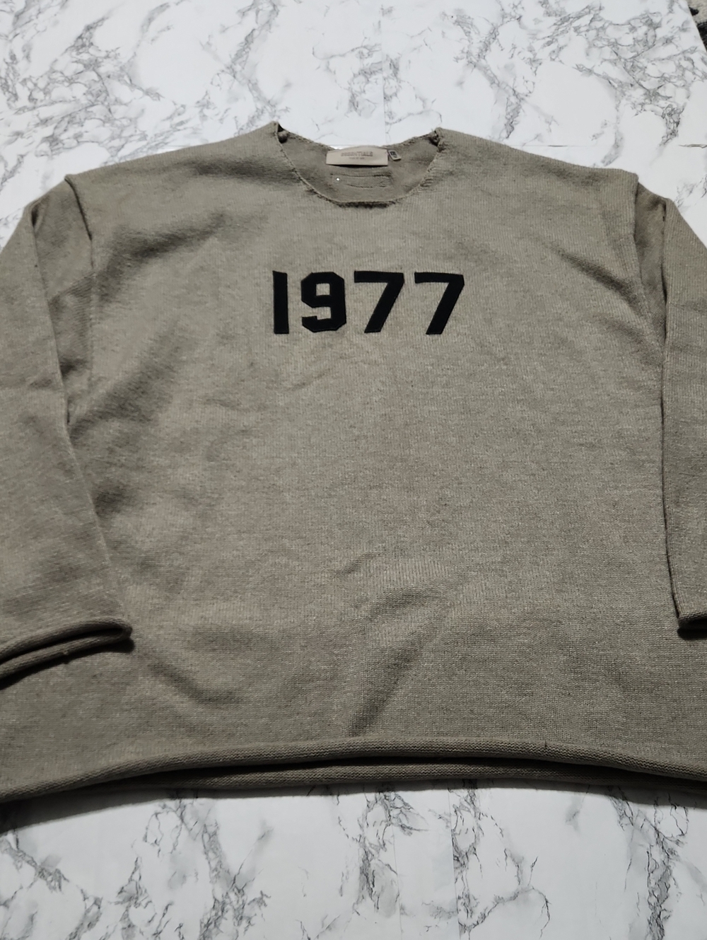 Essentials Fear Of God Crewneck Sweater with Black '1977' Lettering